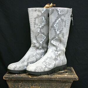 Tsubo Eilis Snakeskin printed leather boots  women's size 8.5  FF17